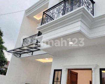 Rumah Classic Modern dekat Stasiun Lenteng Agung